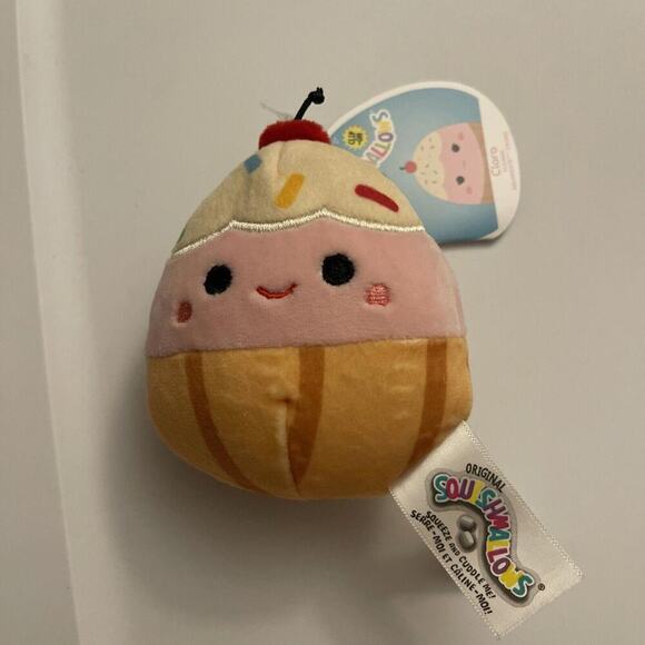 Squishmallows Kellytoy Clara the Cupcake Clip-on Keychain 3.5" Plush NWT - Picture 1 of 3